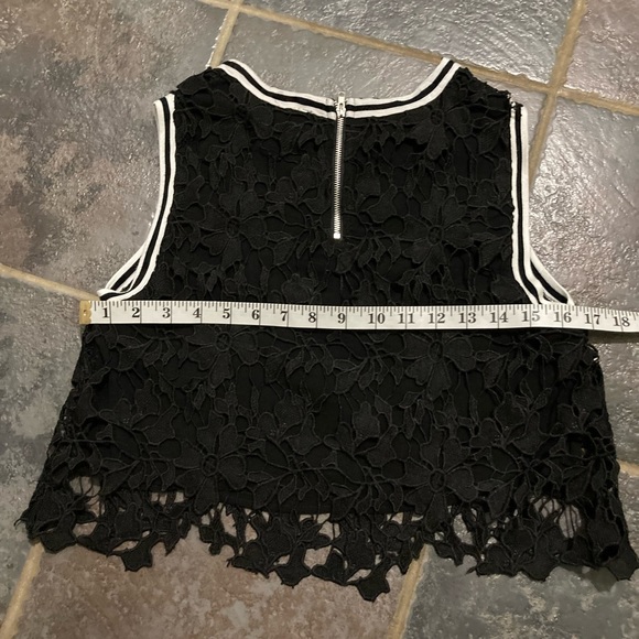 Black Sleeveless Crop Top. Size M - Picture 9 of 9
